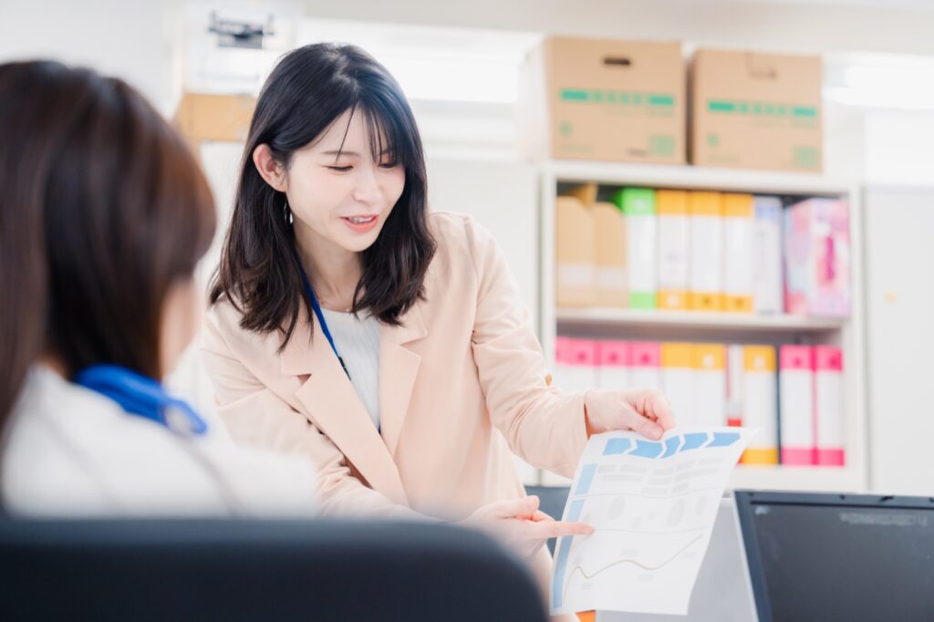 AV新法について相談する女性｜出演者の権利を説明するイメージ