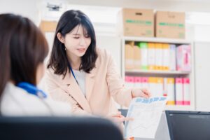 AV新法について相談する女性｜出演者の権利を説明するイメージ
