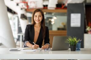 性病検査・安全について調べる女性