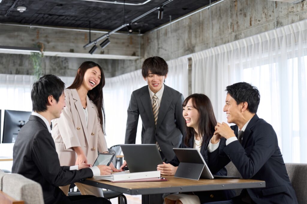 業界団体（第二協会）について調べる様子