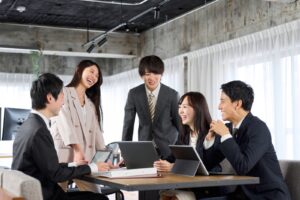 業界団体（第二協会）について調べる様子