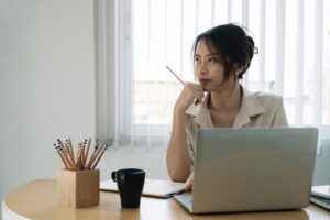 本名がバレないか考える女性のイメージ