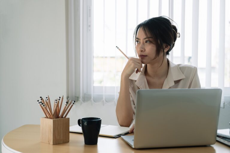 本名がバレないか考える女性のイメージ