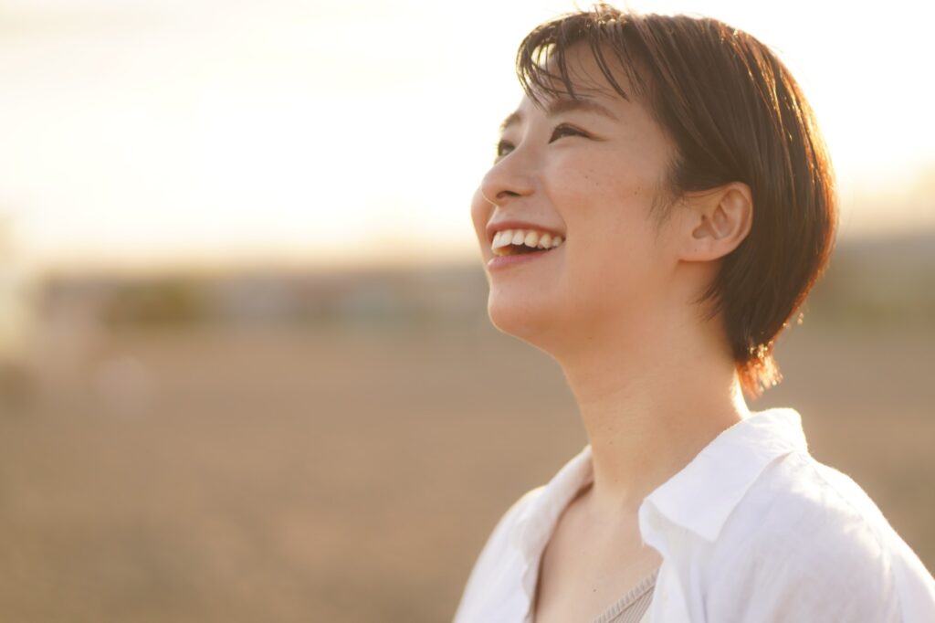イメージビデオのお仕事をする笑顔の女性