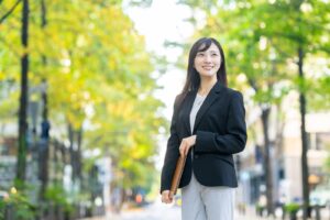 出演契約書の注意点を確認する女性