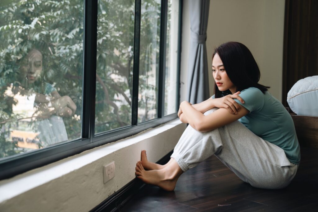 後悔しないために考える女性