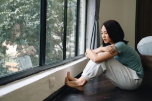 後悔しないために考える女性