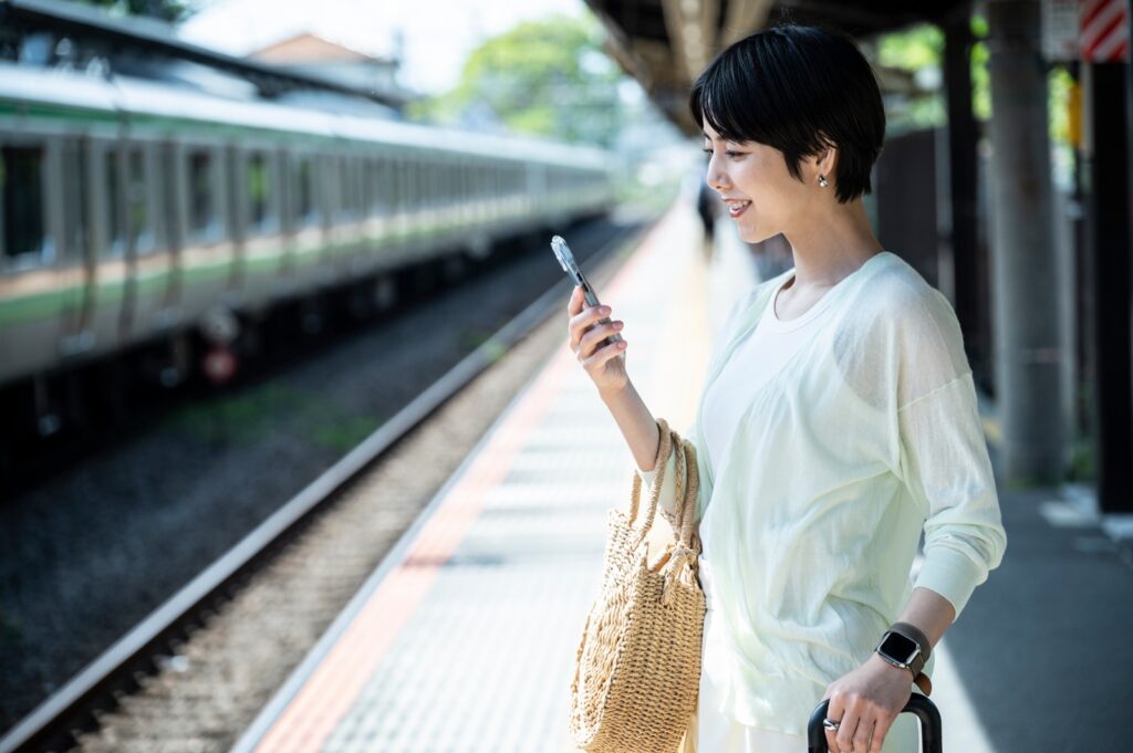 交通費補助で移動する女性