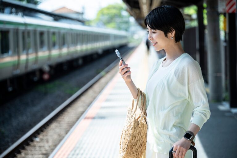 交通費補助で移動する女性
