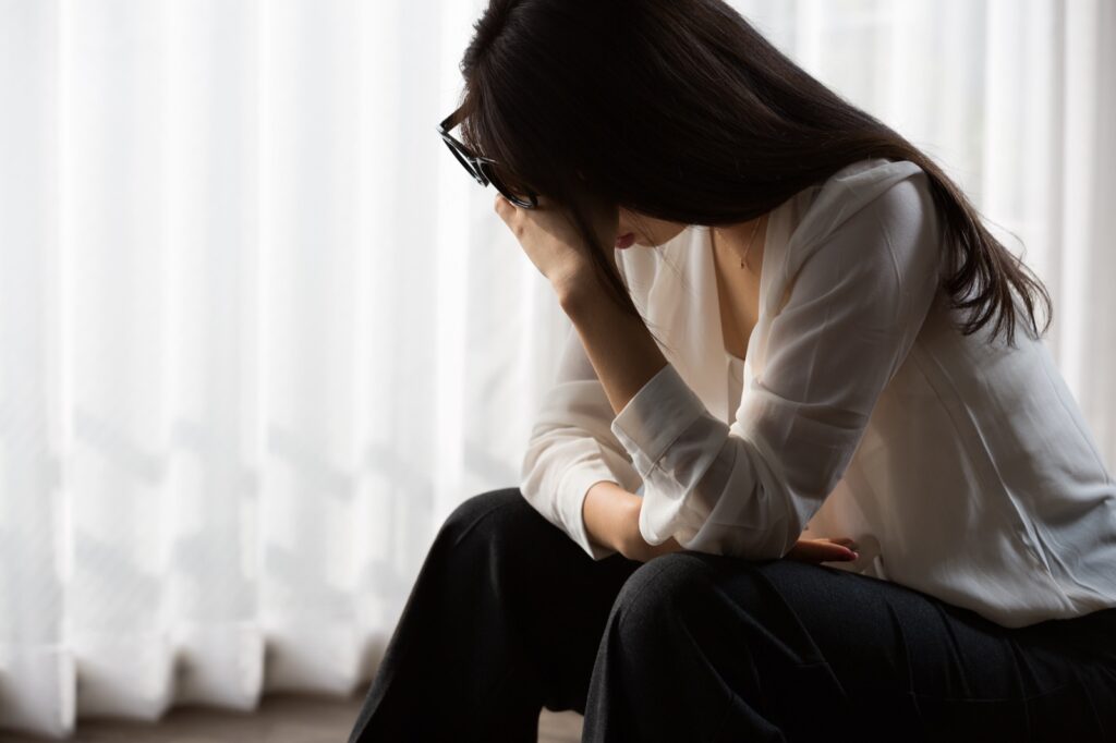 強要されたときの相談先を探す女性