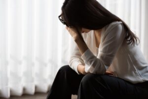 強要されたときの相談先を探す女性