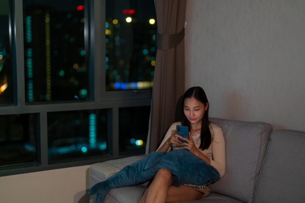 夜に一人で悩む女性のイメージ
