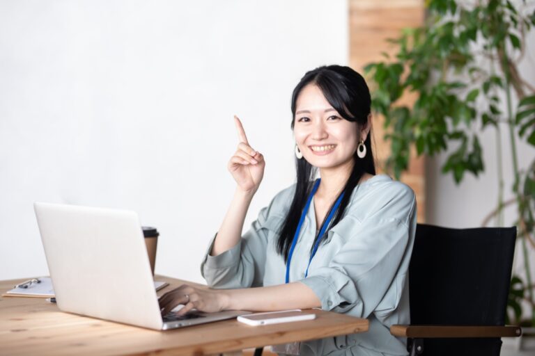 年齢制限（18歳以上）を確認する女性