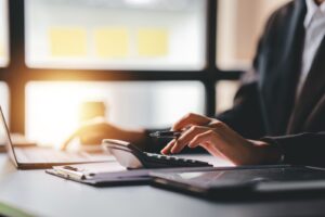 撮影・公表の期間規制を確認する女性