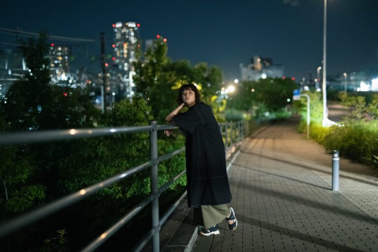 夜の街を歩く女性のイメージ