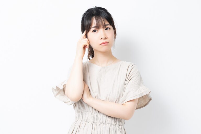将来への影響を考える女性